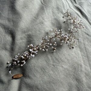 Elegant Gold and Pearl Hair Accessory